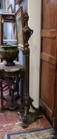 Porte torchère en bois sculpté et peint à décor de feuilles …