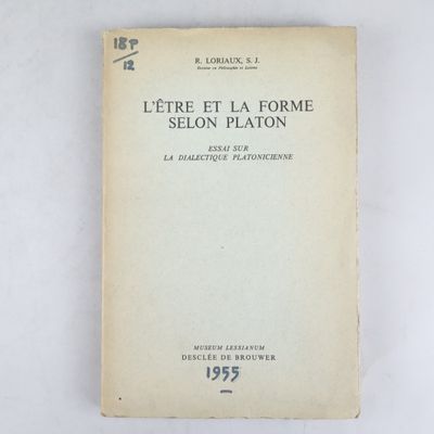 gros plan d'un livre sur une table à fond blanc