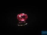 un diamant rose sur une surface noire
