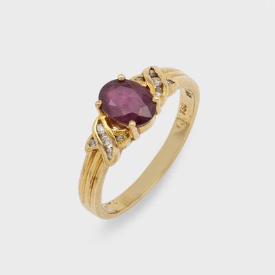 une bague en or jaune avec un rubis et des diamants
