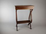 une petite table en bois sur laquelle se trouve un porte-revues