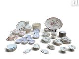 de nombreux types de plats et de bols en porcelaine sur la table