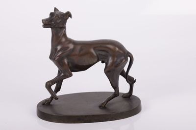 sculpture en bronze représentant un lévrier, posée sur un socle noir, sur fond blanc