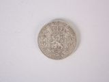une vieille pièce d'argent sur laquelle figure un blason