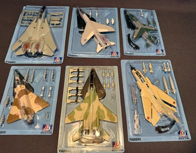 six maquettes d'avions en plastique exposées sur une table