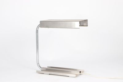l'image d'une lampe posée sur une table