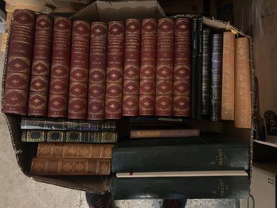 plusieurs livres empilés sur une table