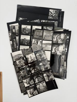 de nombreuses photos en noir et blanc accrochées au mur de cette pièce