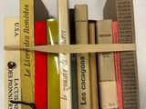 de nombreux livres rangés les uns à côté des autres sur une étagère