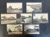 plusieurs vieilles photos en noir et blanc représentant une gare et un train