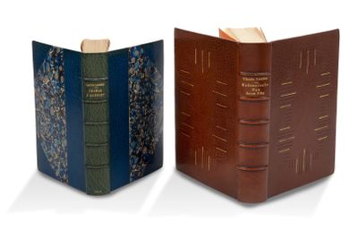 deux livres posés l'un à côté de l'autre sur une surface blanche