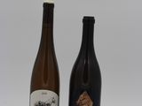 deux bouteilles de vin posées l'une à côté de l'autre sur une table