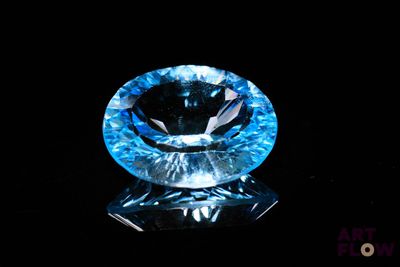 gros plan d'un diamant bleu sur une surface noire
