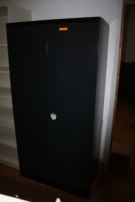 une photo d'une armoire noire dans une pièce