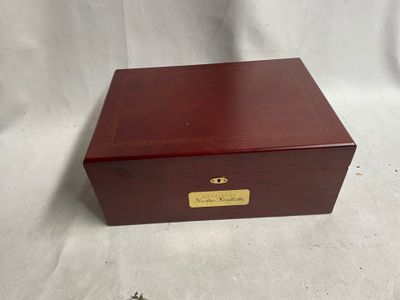 une boîte en bois surmontée d'une plaque en laiton