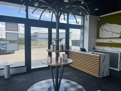 une photo d'un salon doté d'une grande baie vitrée