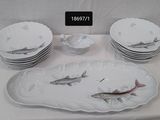 beaucoup d'assiettes et de bols sur une table