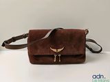 sac à bandoulière marron à motifs, orné d'un oiseau en métal doré sur le devant