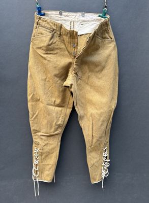 un gros plan sur un pantalon suspendu à une corde à linge