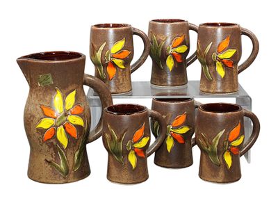 six vases marron sur lesquels sont peintes des fleurs orange et jaunes