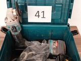 un gros plan d'une boîte à outils posée sur une table et contenant des outils