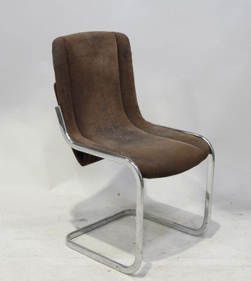 une photo d'un fauteuil en cuir marron monté sur une structure métallique