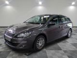 la voiture grise est garée sur un sol en damier dans le garage