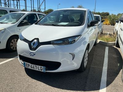 une voiture blanche garée dans un parking à côté d'autres voitures