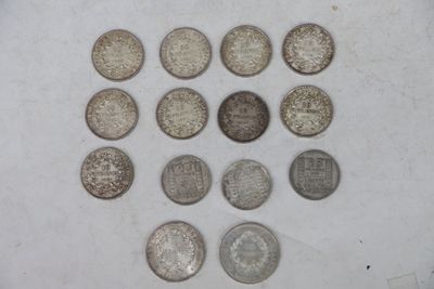 une image représentant un groupe de pièces d'argent posées sur une table