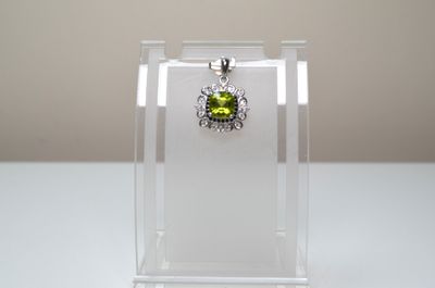 Un pendentif en argent serti d'un péridot facetté coussin d'…