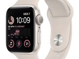 Une Apple Watch avec un bracelet blanc est représentée sur un fond blanc.