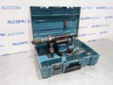 une boîte à outils bleue sur laquelle est posée une perceuse