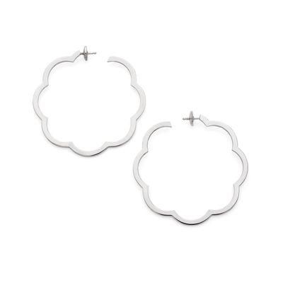 une paire de boucles d'oreilles créoles en argent ornées d'un motif floral de chaque côté