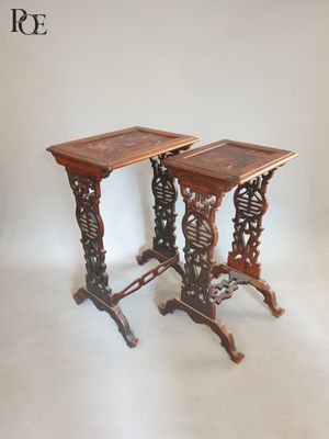 Deux petites tables gigognes en bois naturel à décor de fleu… - Photo 1