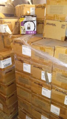 de nombreux cartons empilés les uns sur les autres dans un entrepôt