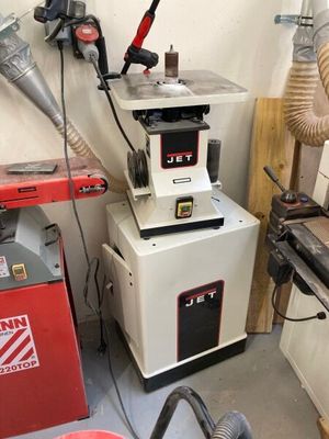 une machine posée sur une table dans une pièce