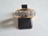 gros plan d'une bague en or ornée de trois diamants