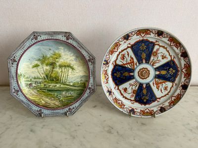 deux assiettes posées sur une table