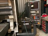 une machine qui se trouve dans une pièce avec de nombreux outils