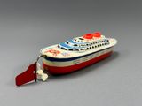 un bateau miniature posé sur une table