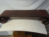 une feuille de papier posée sur une table en bois
