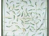une photo d'une écharpe carrée blanche et verte ornée de feuilles vertes