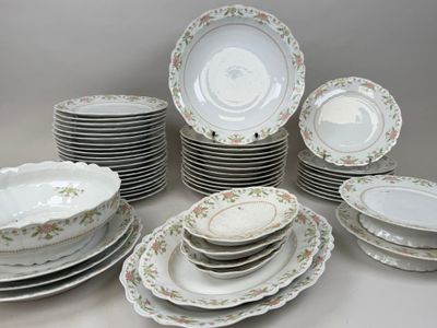 un grand nombre d'assiettes et de bols posés sur une table