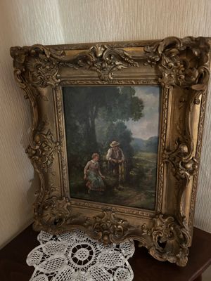 une photo d'un tableau posé sur une table, à côté d'un napperon