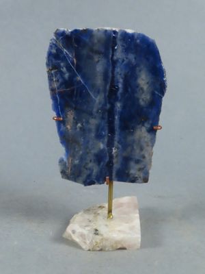 une photo d'un morceau de pierre bleue posé sur un socle