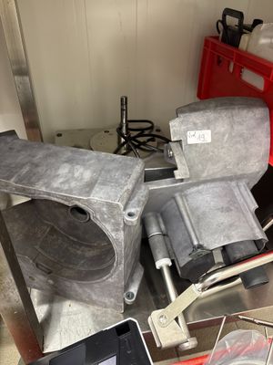 une machine posée sur une table dans une pièce