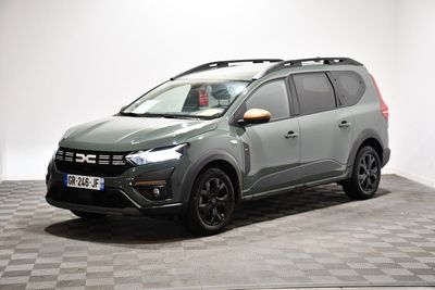 la voiture grise est garée sur le sol en damier de la pièce