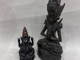 statue représentant une personne assise sur un rocher, à côté d'une statue représentant une personne assise sur un rocher