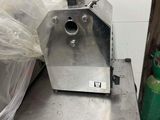 une machine posée sur une table dans une pièce
