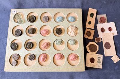 une planche en bois sur laquelle sont disposés de nombreux boutons